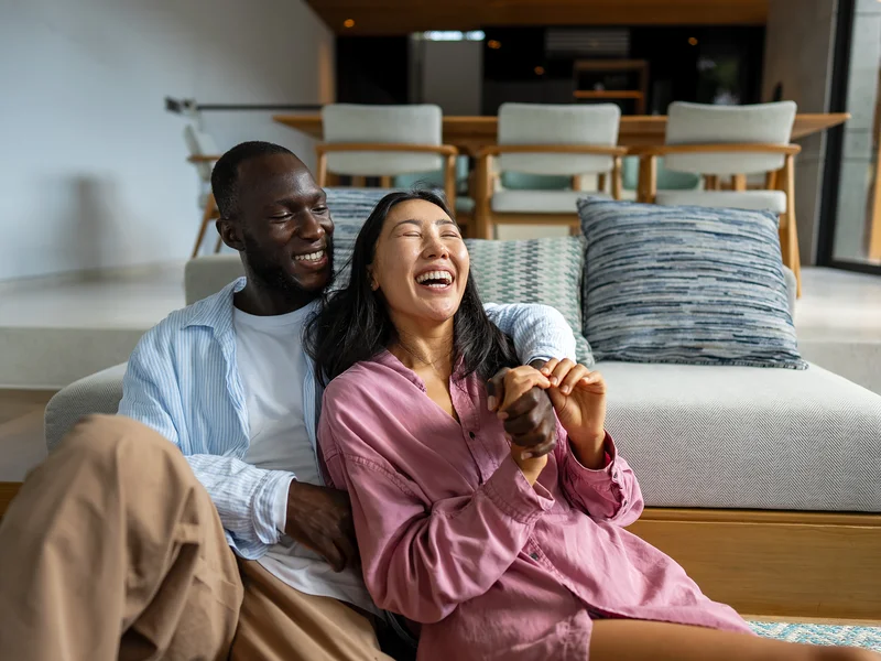 Lettre d’amour manuscrite posée sur une table de bois, lumière naturelle, ambiance d’intimité intime