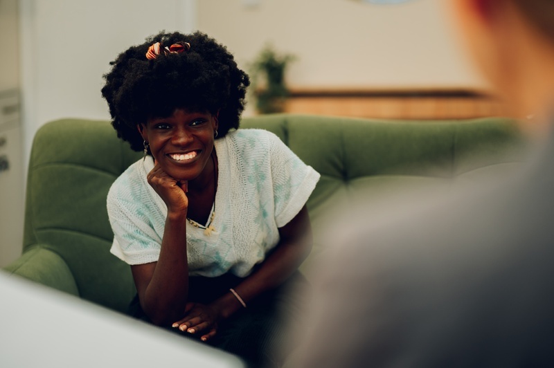 femme souriante en séance de thérapie psychocorporelle