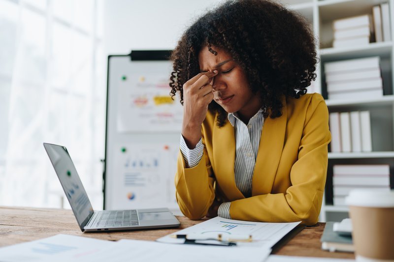 Femme épuisée au travail